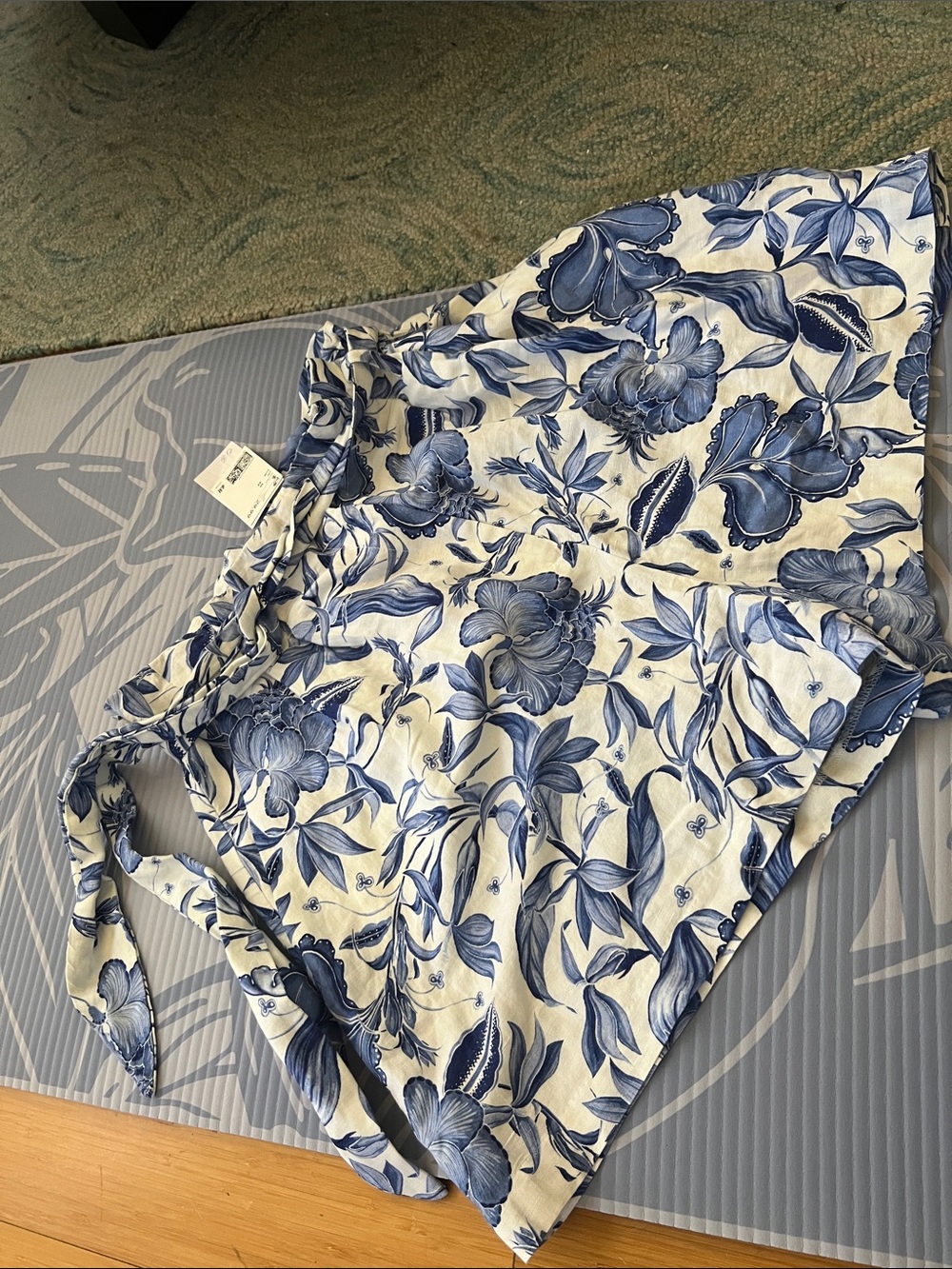 H&M White and Blue Floral Tie-Waist Women's Shorts